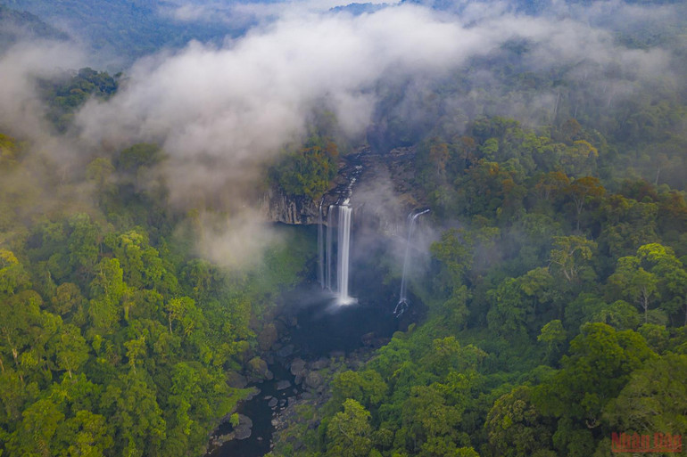 Vẻ đẹp kỳ vĩ thác Hang Én -1