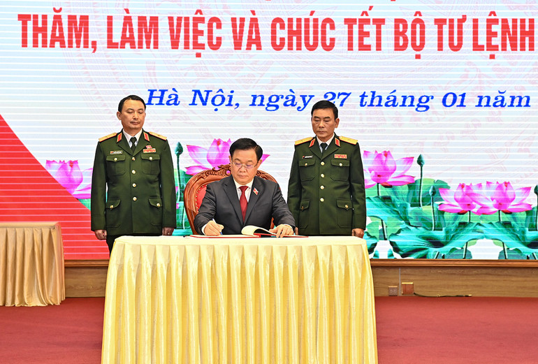Xây dựng lực lượng vũ trang Thủ đô vững mạnh, sức mạnh chiến đấu cao -0