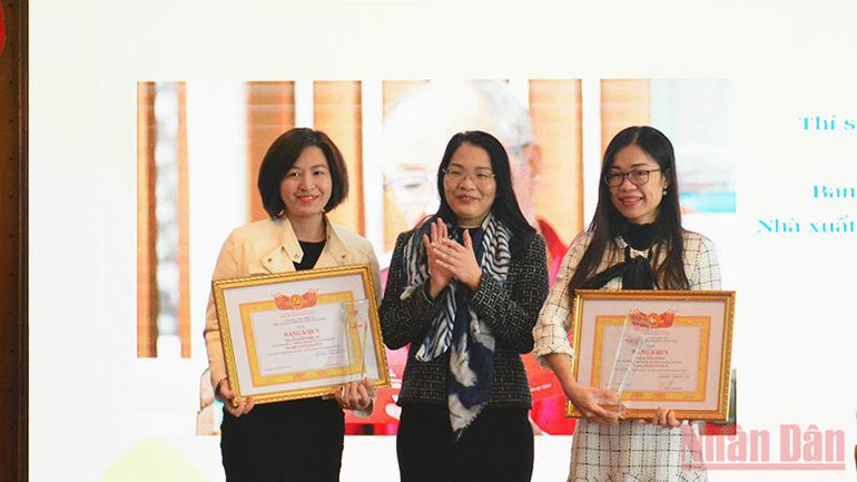 Trao các giải thưởng đạt giải trong 2 cuộc thi về sách -0