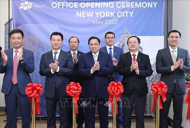 Thủ tướng Phạm Minh Chính và các đại biểu cắt băng khai trương Văn phòng FPT tại New York. Ảnh: Dương Giang/TTXVN Thủ tướng Phạm Minh Chính dự Lễ khai trương Văn phòng FPT tại New York, Hoa Kỳ -0