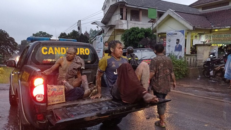 Người dân địa phương tại làng Sumberwuluh, huyện Lumajang, tỉnh Đông Java, Indonesia đi sơ tán do ảnh hưởng của núi lửa Semeru phun trào, ngày 4/12/2021. (Ảnh: Antara) Núi lửa phun trào ở Indonesia, ít nhất 13 người thiệt mạng -0