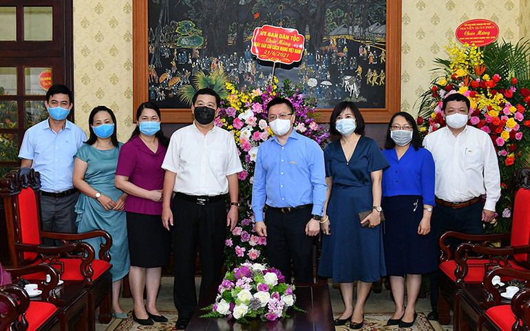 Đoàn Ủy ban Dân tộc chúc mừng Báo Nhân Dân nhân ngày 21-6. Ảnh: Thủy Nguyên. Các bộ, ngành, cơ quan, đơn vị chúc mừng Báo Nhân Dân nhân ngày 21-6 -0