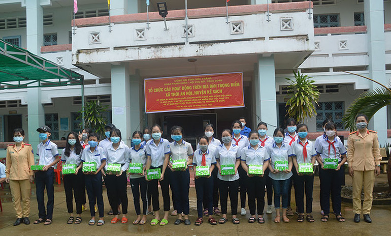 Trao quà cho học sinh nghèo. Công an Sóc Trăng tổ chức nhiều hoạt động chăm lo người nghèo -0