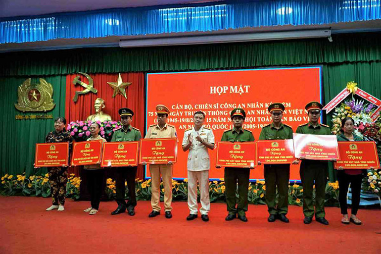 Trao kinh phí xây dựng, sửa chữa nhà đồng đội, nhà tình nghĩa. Công an Sóc Trăng tổ chức nhiều hoạt động chăm lo người nghèo -0