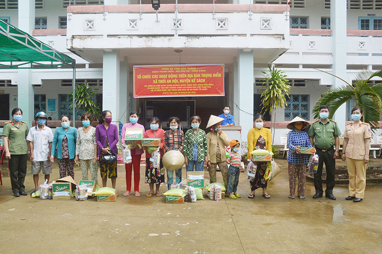 Trao quà cho 100 hộ dân nghèo. Công an Sóc Trăng tổ chức nhiều hoạt động chăm lo người nghèo -0