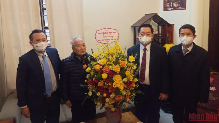 Đồng chí Nguyễn Trọng Nghĩa thăm, chúc mừng một số đơn vị nhân Ngày Thầy thuốc Việt Nam -0