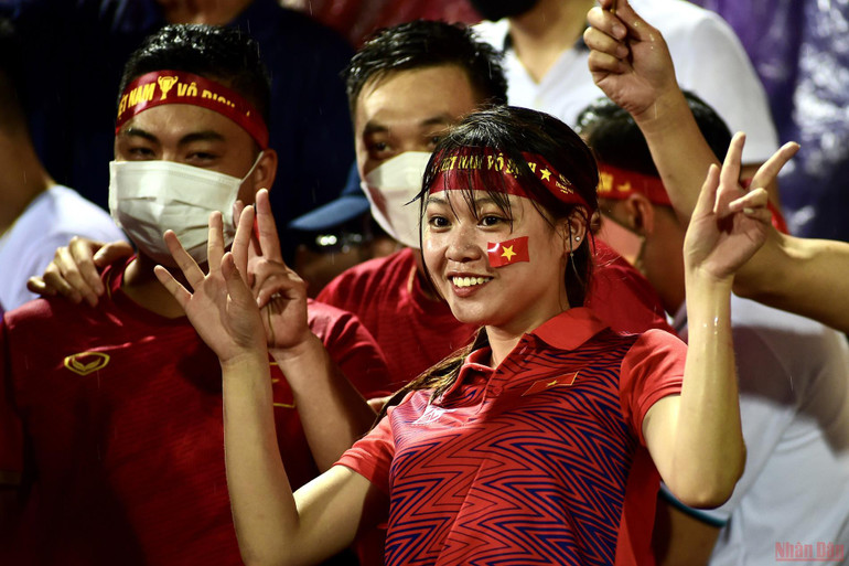 Người hâm mộ vỡ òa tại “chảo lửa” Việt Trì -0