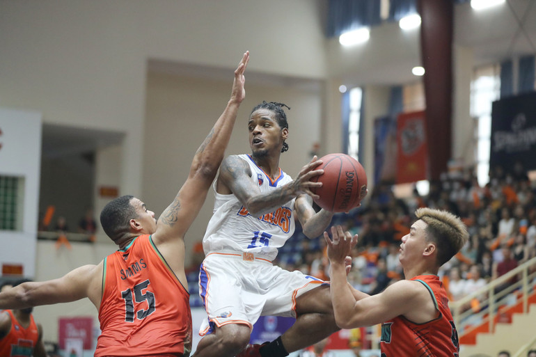 Jeffery Stubbs bật cao chuyền bóng. Hanoi Buffalos giành chiến thắng đầu tiên tại VBA 2022 -0