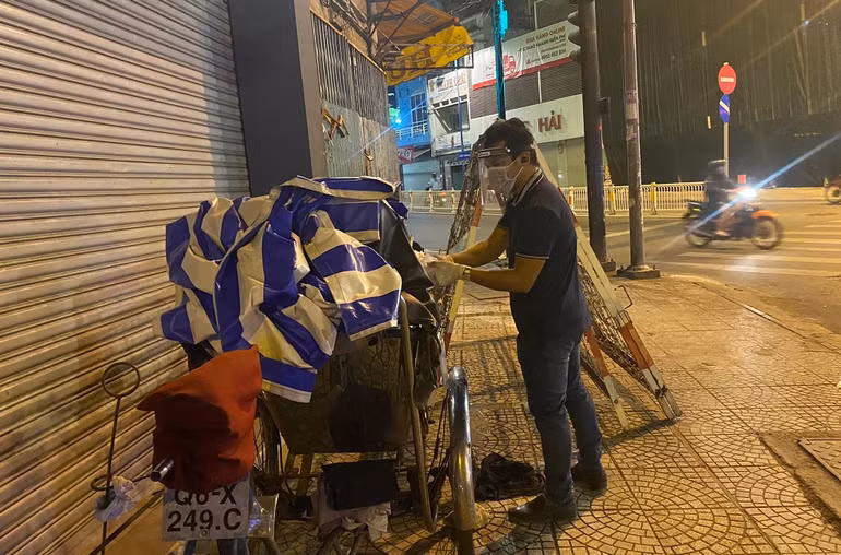 Nghĩa cử đẹp phía sau hàng nghìn suất cơm cho người cơ nhỡ -0