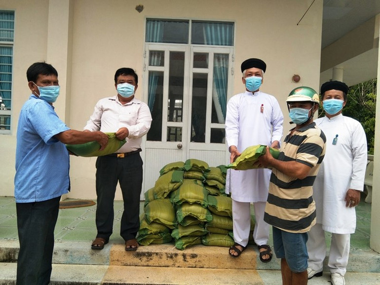 Phát gạo cho người nghèo tại xã Bình Thới, huyện Bình Đại, tỉnh Bến Tre. Lan tỏa những tấm lòng thiện nguyện của người dân xứ Dừa -0