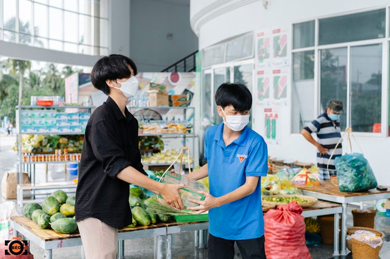 Lực lượng tình nguyện viên tiếp nhận hàng hóa mạnh thường quân hỗ trợ tại siêu thị 0 đồng. Lan tỏa những tấm lòng thiện nguyện của người dân xứ Dừa -0