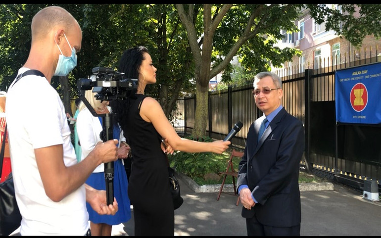 Lễ thượng cờ kỷ niệm 53 năm Ngày thành lập ASEAN tại Ukraine -0