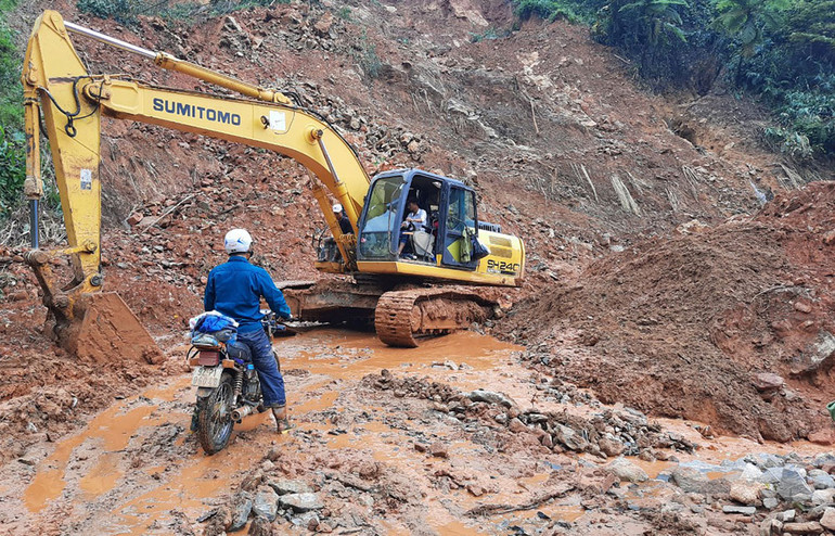 Mở rộng tìm kiếm nạn nhân xuống lòng hồ thủy điện Đăk Mi 4 ảnh 2 Mở rộng tìm kiếm nạn nhân xuống lòng hồ thủy điện Đăk Mi 4 -0