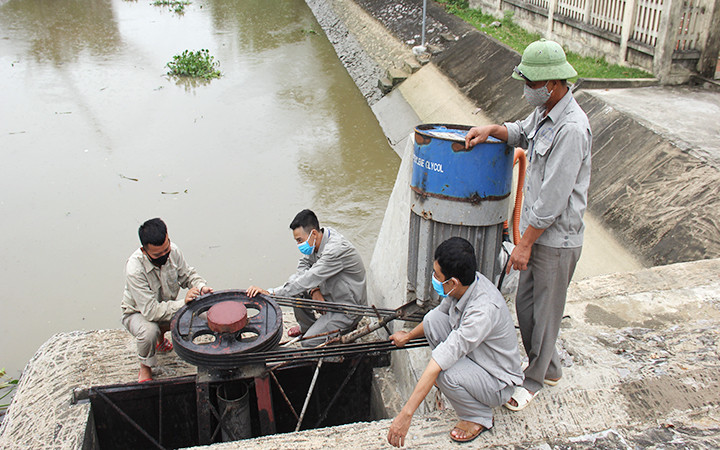 Công nhân Công ty TNHH Một thành viên Thủy lợi Bắc Sông Mã (Thanh Hóa) sửa chữa hệ thống máy bơm. Ảnh: TỔNG CỤC THỦY LỢI Vướng mắc khi thủy lợi chuyển từ phục vụ sang dịch vụ -0