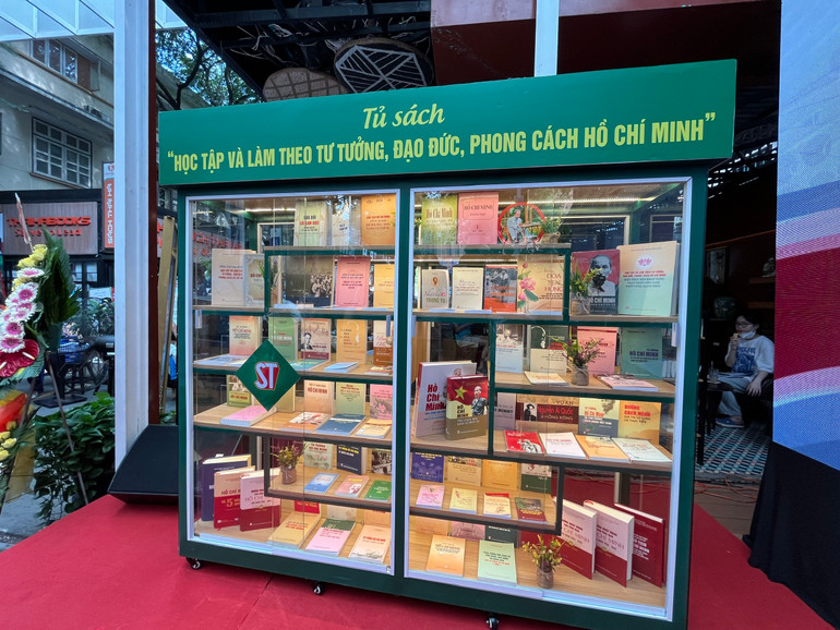 Ra mắt Tủ sách “Học tập và làm theo tư tưởng, đạo đức, phong cách Hồ Chí Minh” -0