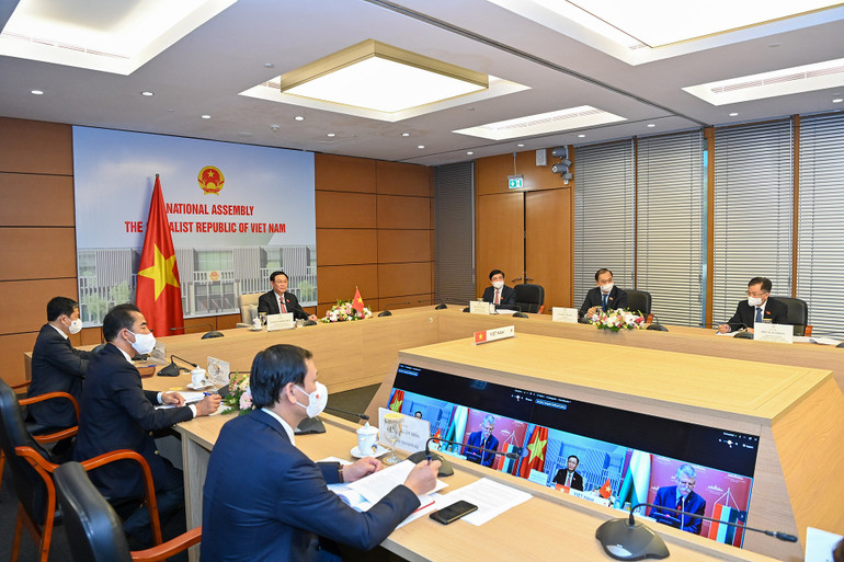 Chủ tịch Quốc hội Vương Đình Huệ hội đàm trực tuyến với Chủ tịch Quốc hội Hungary -0