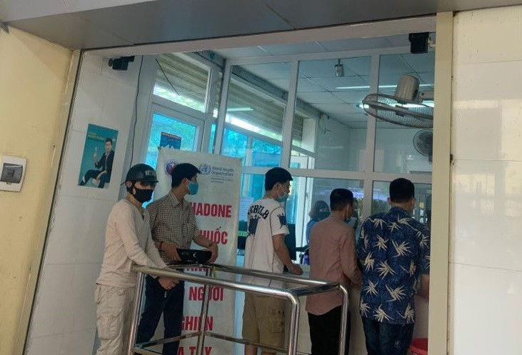 Giai đoạn thí điểm, bệnh nhân được mang về nhà không quá sáu liều/lần. Làm sao để giảm thiểu rủi ro khi thí điểm phát thuốc methadone về nhà -0