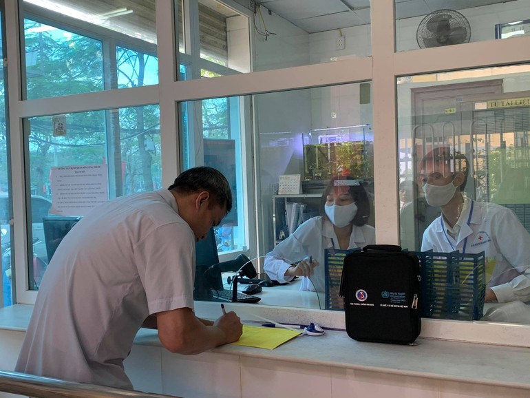 Người mang thuốc về nhà được tư vấn và giám sát kỹ lưỡng, tránh những rủi ro trong quá trình điều trị. Làm sao để giảm thiểu rủi ro khi thí điểm phát thuốc methadone về nhà -0
