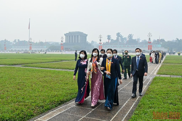Các đại biểu Quốc hội vào Lăng viếng Chủ tịch Hồ Chí Minh -1