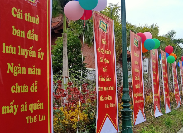 Trưng bày những câu thơ hay của các tác giả thành danh trong khuôn viên Thư viện tỉnh Thái Bình. Lắng đọng cảm xúc từ Ngày thơ Việt Nam tại Thái Bình -0