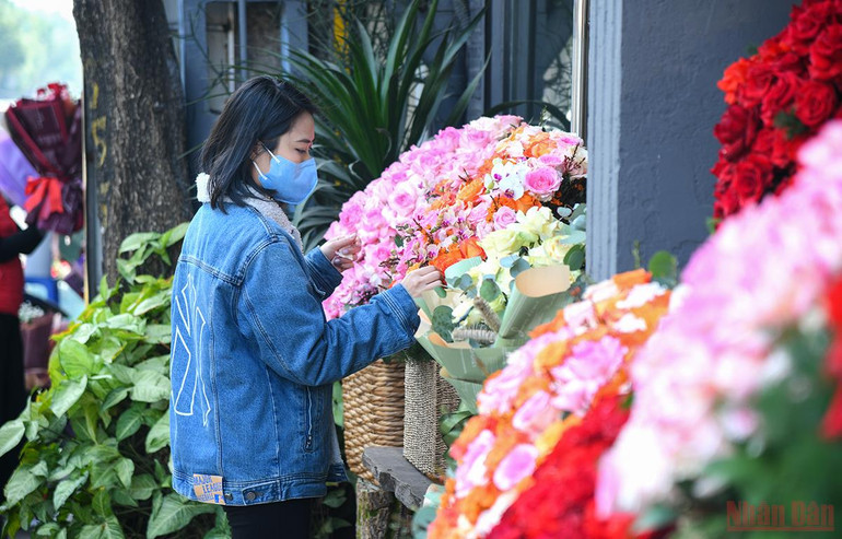 Thị trường quà tặng Valentine 2022: Đa dạng sản phẩm, mua sắm online lên ngôi -0