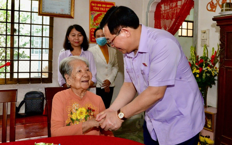 Chủ tịch Quốc hội Vương Đình Huệ thăm, tặng quà Bà mẹ Việt Nam Anh hùng Nguyễn Thị Vàng. (Ảnh: CTV) DSC_1536-1651227930749.jpeg