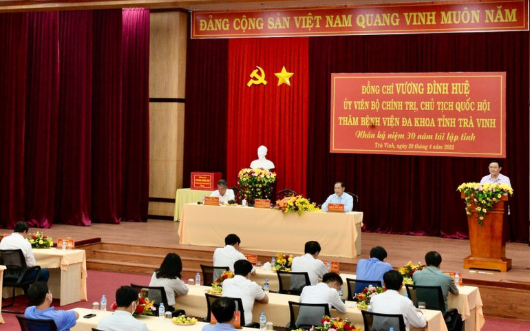 Chủ tịch Quốc hội Vương Đình Huệ nói chuyện với đội ngũ cán bộ, nhân viên Bệnh viện. DSC_1503-1651227931264.jpeg