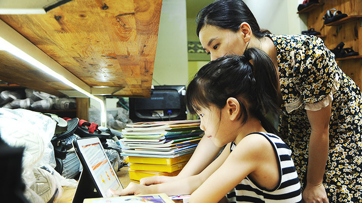 Việc tăng giá SGK gây thêm gánh nặng cho các gia đình có con em đang đi học. Ảnh: HẢI NAM Băn khoăn giá sách giáo khoa mới -0