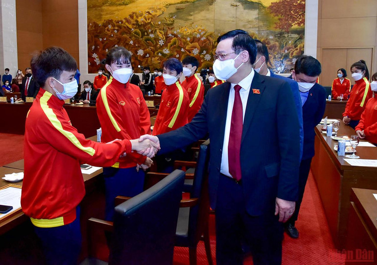 Chủ tịch Quốc hội Vương Đình Huệ với các cầu thủ nữ tại buổi gặp mặt. (Ảnh: Đăng Anh) Khơi dậy sức mạnh nội sinh, động lực, khát vọng xây dựng và phát triển đất nước -0