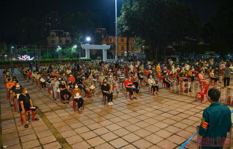 Xuyên đêm tiêm vaccine cho người cao tuổi, người có bệnh nền tại Hà Nội -0