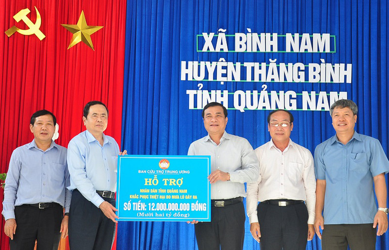 Thăm và tặng quà người dân thiệt hại bão lũ ở Quảng Nam -0