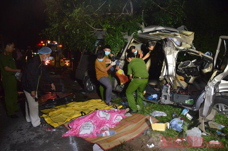 [Cập nhật] Tai nạn giao thông thảm khốc tại Bình Thuận, tám người tử vong -1