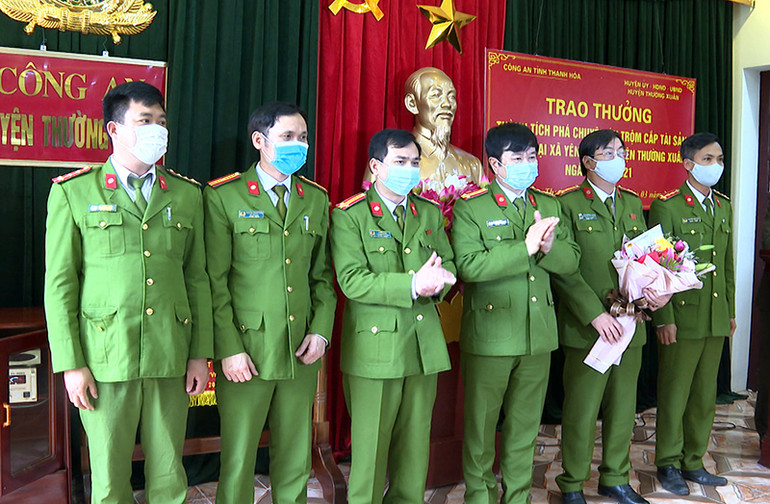 Lãnh đạo Công an tỉnh Thanh Hóa chúc mừng chiến công của Công an huyện Thường Xuân. Thanh Hóa khen thưởng các đơn vị công an lập công -0