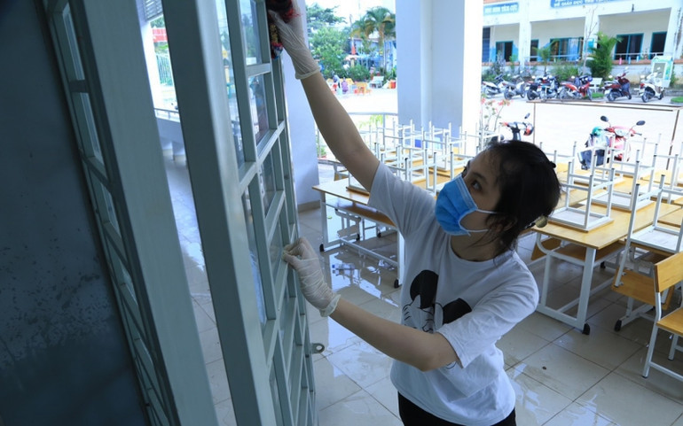 Vệ sinh trường lớp chuẩn bị đón học sinh trở lại trường học trực tiếp tại Trường tiểu học Hiệp Hòa, thành phố Biên Hòa. Dong_Nai_5-1644387095259.jpg