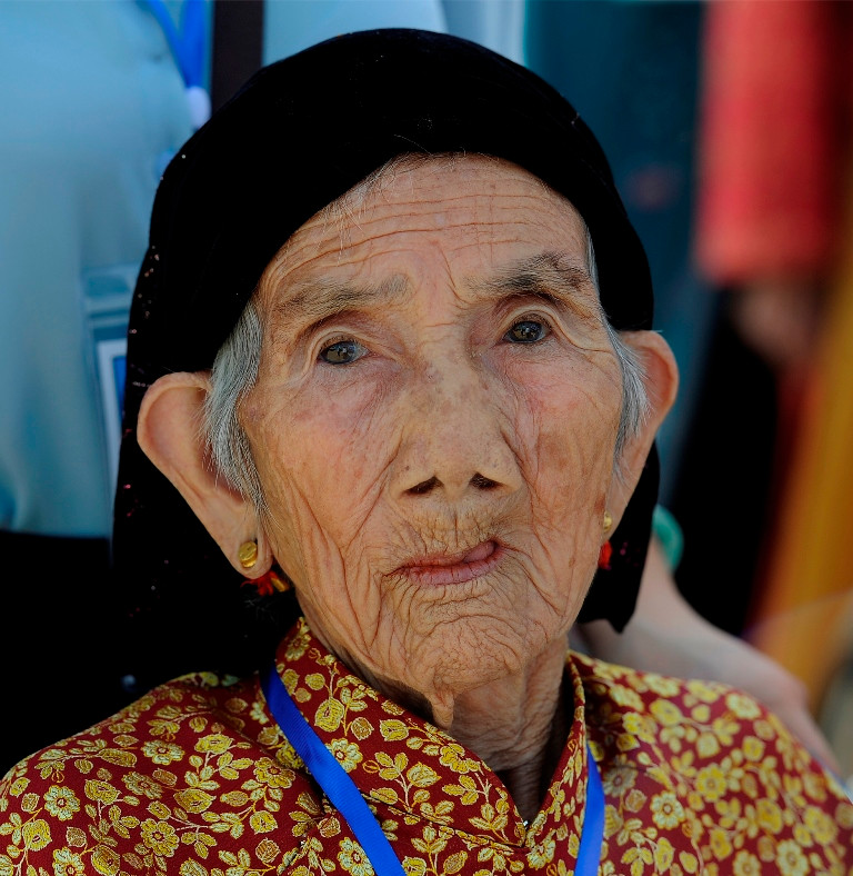 Mẹ về dự lễ -0