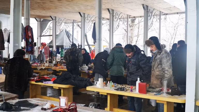 Năm mới đi chợ đồ cũ ở Moscow -0