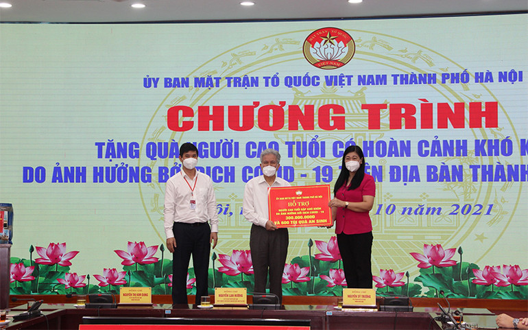 Hà Nội tặng quà cho 600 người cao tuổi có hoàn cảnh khó khăn -0