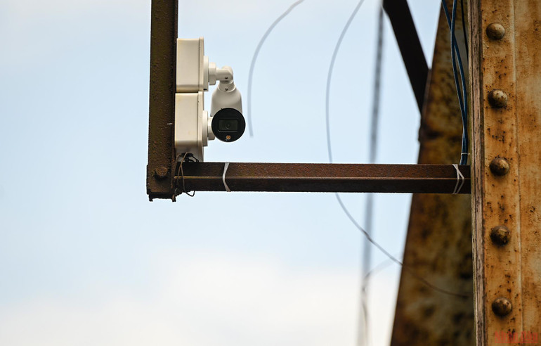 Ngoài ra, mới đây, camera giám sát cũng được lắp đặt bổ sung nhằm kiểm soát các phương tiện qua lại trên dọc cầu Long Biên. Lắp rào chắn bảo vệ cầu Long Biên -0