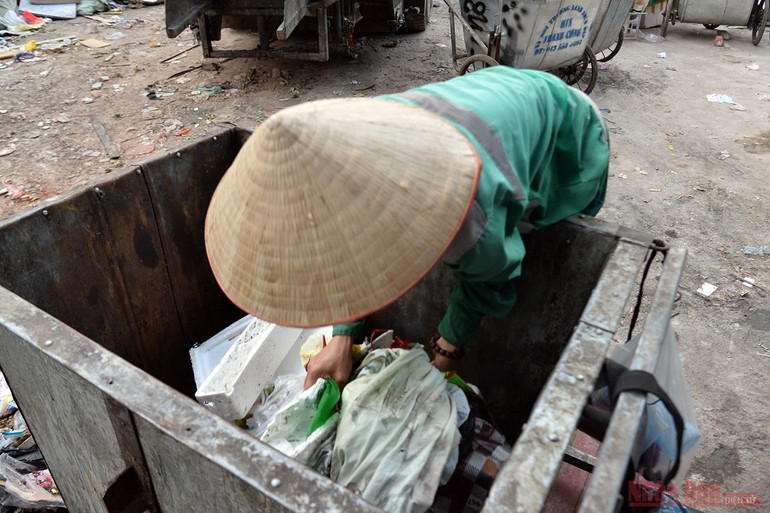 Công nhân vệ sinh nhanh chóng chuyển rác ra bên ngoài trước khi bắt đầu một chuyến thu gom tiếp theo. Ùn ứ rác thải tại nhiều khu vực nội thành Hà Nội -6