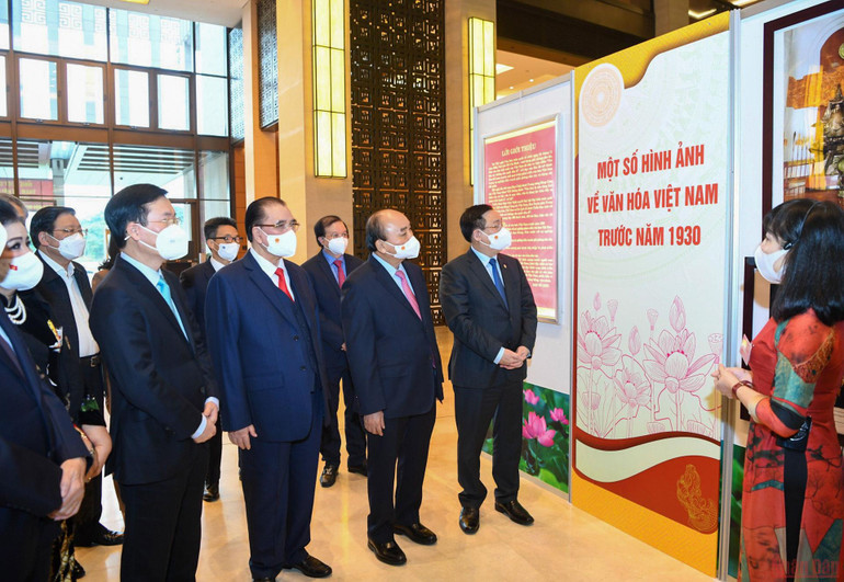 Các đồng chí lãnh đạo, nguyên lãnh đạo Đảng, Nhà nước tham quan triển lãm “Văn hóa soi đường cho quốc dân đi”. (Ảnh: ĐĂNG KHOA) Sáng 24/11, khai mạc Hội nghị Văn hóa toàn quốc -0