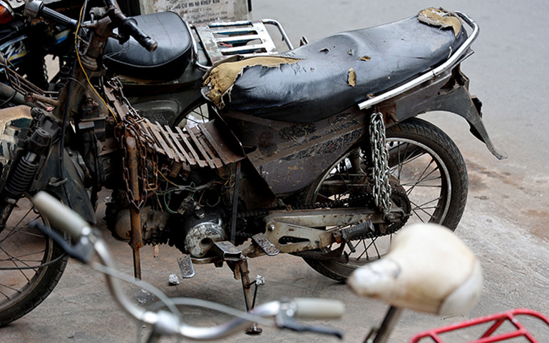 Xe máy “đồng nát” tung hoành trên đường phố Hà Nội -0