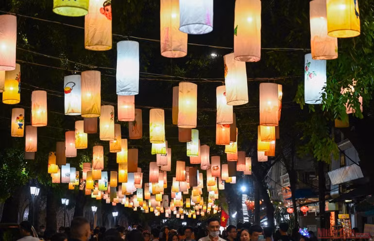 Phố cổ Hà Nội rực rỡ sắc mầu Tết Trung Thu -6