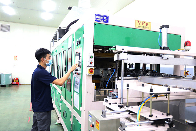 Công ty TNHH Tipack Việt Nam (Khu công nghiệp Bình Xuyên) chuyên sản xuất linh kiện điện tử. (Ảnh: Thế Hùng) Vượt qua thách thức trong quá trình đô thị hóa ở Bình Xuyên -0