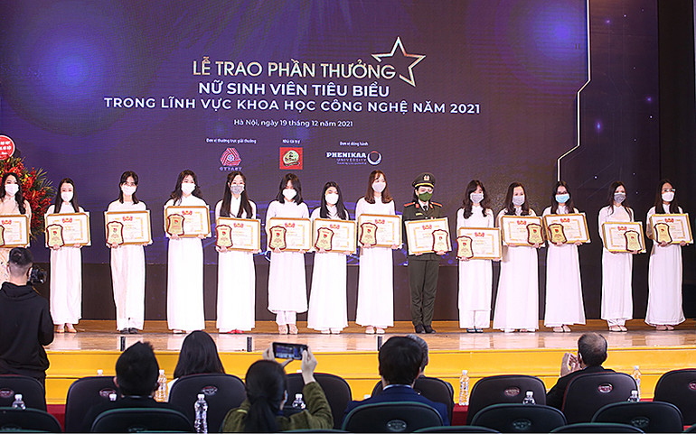 Những nữ sinh tiêu biểu trong lĩnh vực khoa học công nghệ nhận phần thưởng năm 2021. Trao giải thưởng Quả cầu vàng và phần thưởng Nữ sinh công nghệ tiêu biểu -0