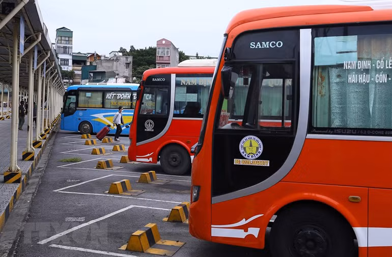 Xe khách liên tỉnh được hoạt động trở lại, bến xe Hà Nội vẫn vắng vẻ -0