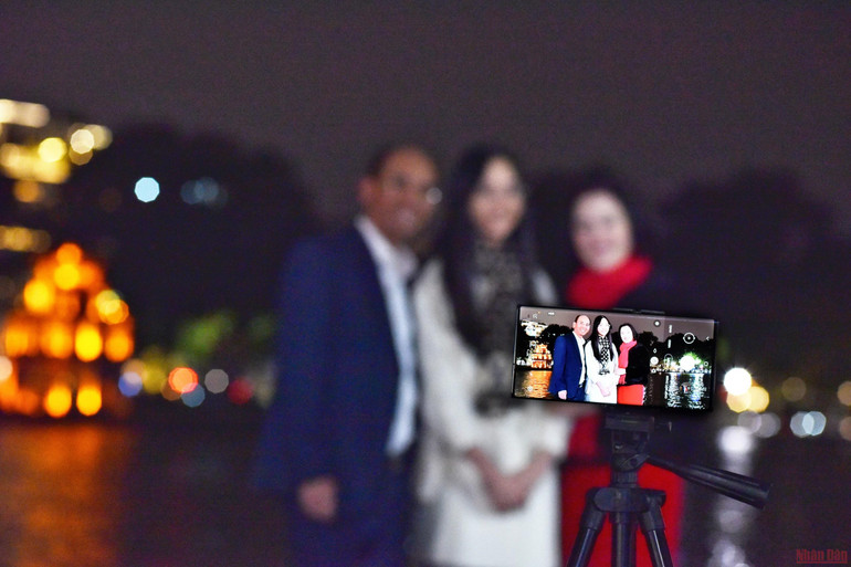 Bất chấp thời tiết rét đậm, người dân tấp nập ra đường du xuân -0