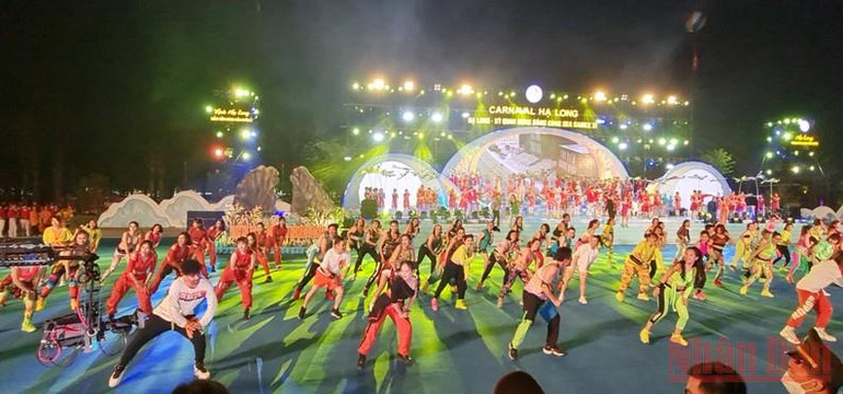 Hàng trăm vũ công với điệu nhảy Zumba sôi động gửi lời chào từ thành phố biển đến với người dân và du khách. Khai mạc Carnaval Hạ Long 2022 -0