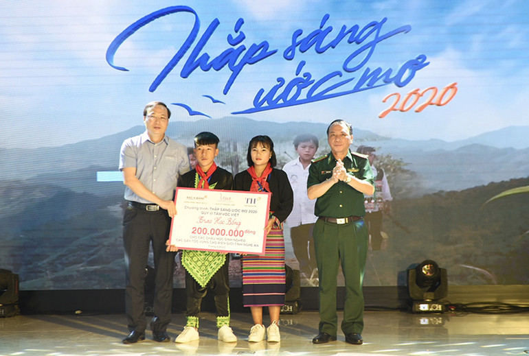 Giao lưu “Thắp sáng ước mơ” cho học sinh có hoàn cảnh đặc biệt ở Nghệ An -0