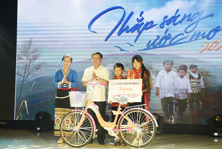 Giao lưu “Thắp sáng ước mơ” cho học sinh có hoàn cảnh đặc biệt ở Nghệ An -0