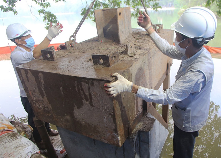 Hợp long các khối cấu kiện bờ kè Hồ Hoàn Kiếm -0